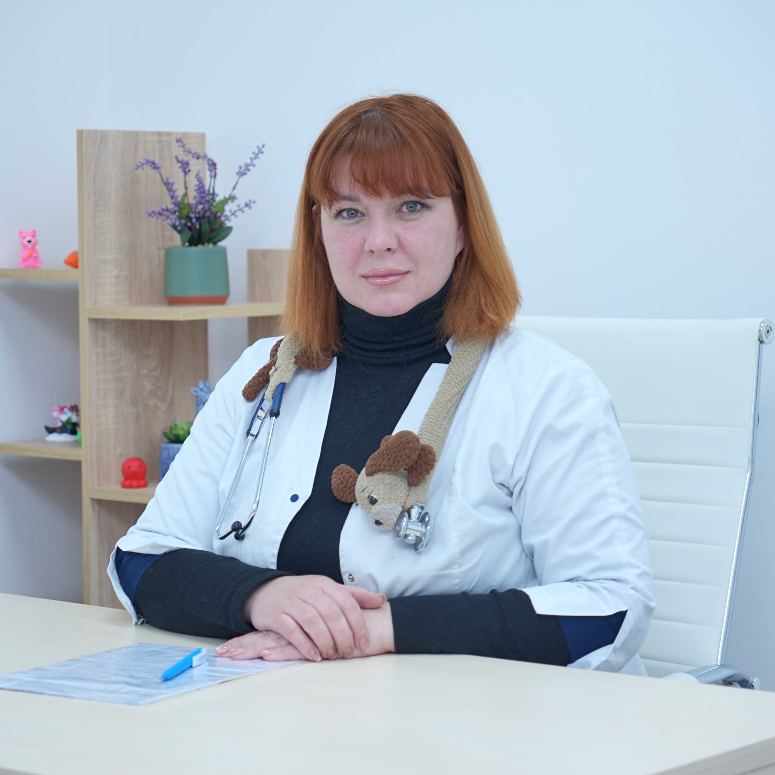 Дитячий алерголог у Дніпрі проводить огляд маленького пацієнта, консультація лікаря