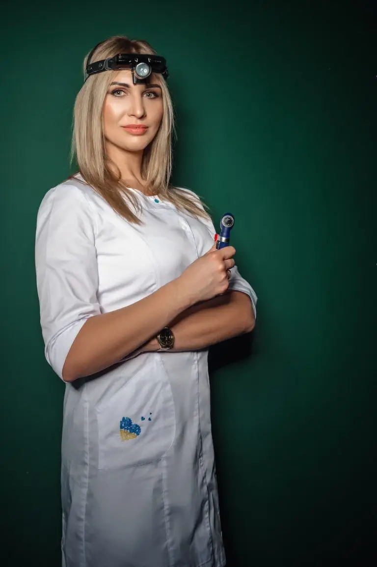 ЛОР-сурдолог Сліпченко І.В. під час роботи з пацієнтом