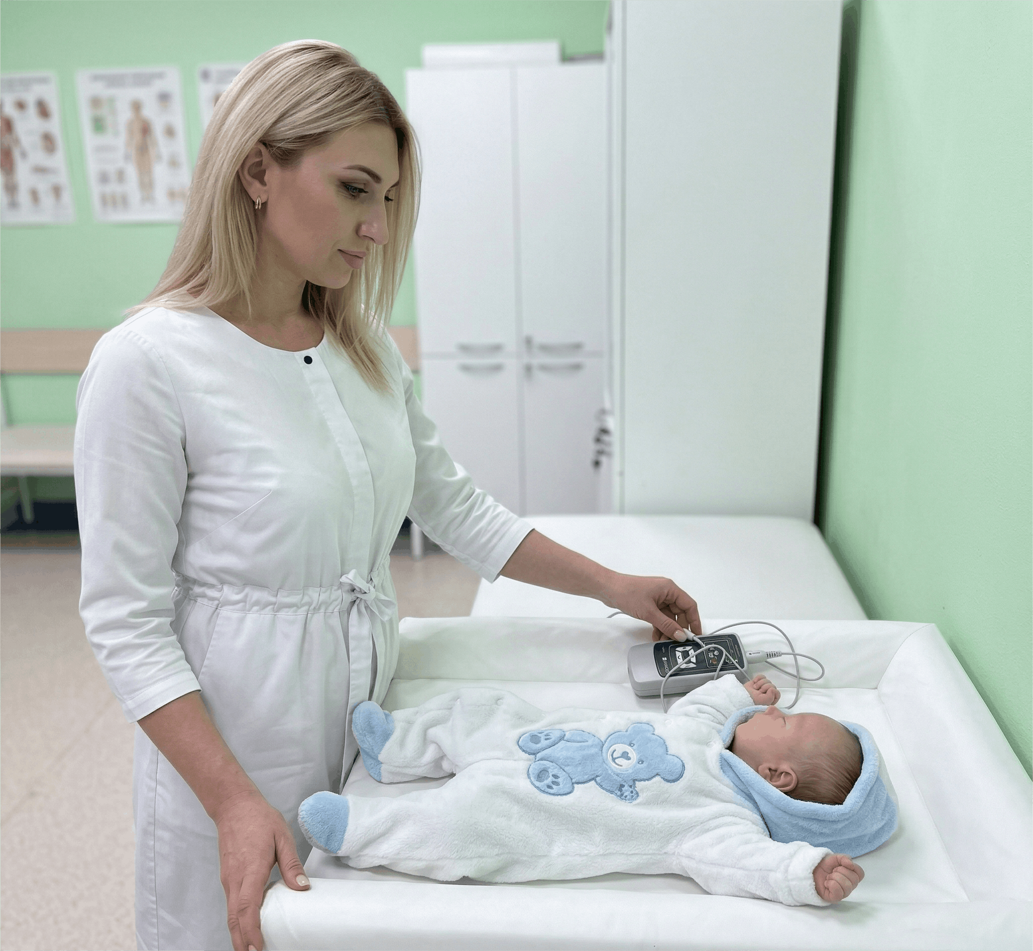 Дитячий сурдолог проводить отоакустичну емісію немовляті у Дніпрі
